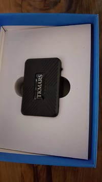هذا جهاز تعقب GPS صغير من طراز TKMARS TK913.  يتميز الجهاز بتصميم صغير...