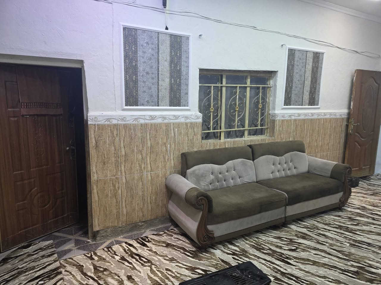 السلام عليكم
للبيع بيت مساحة ١٨٥ م 
الموقع حي الحكيم شارع علاء غريب يبعد عن الشارع العام اقل ال ٥٠ متر اول شارع على الجهة اليسرى 
البناء بلوك السقف صب مسلح و الغرفتين عكادة الأرضية سيراميك 
يتكون البيت من غرفتين نوم وصالة جبيرة وصالة صغيرة واستقبال ومطبخ وصحيات داخلية وخارجية 
مربوط على مجاري رئيسية السعر 45 وبي مجال
للاستفسار الاتصال على الرقم ***********
