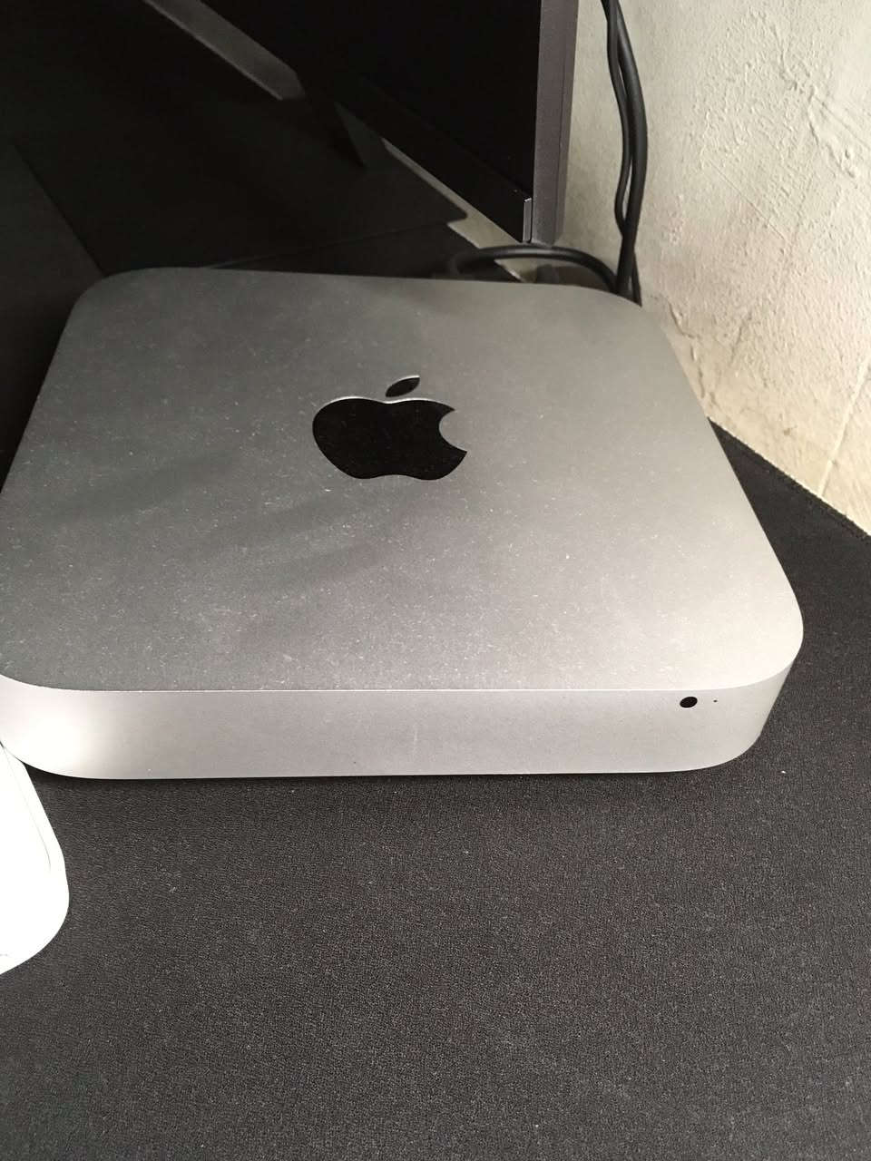 Mac Mini 2014
اخر تحديث لنظام التشغيل هو Monterey
مبدل الHDD الى SSD 256gb
4GB LPDDR3 عشوائيه (غير قابله للتطوير)
كرت شاشة مدمج (مكتبي، مو مال سوالف قويه)
تجي مع ماوس وكيبورد بلوتوث من شركة 
لوجيتك (مكتبيات)
للاستفسار اكثر عن الحاسبه، تعال خاص وتدلل
-
شاشة شاومي ٢٣.٥ حجم
دقة IPS FHD
الهرتزية ١٠٠ 
مع جميع الملحقات والكارتونه الاصليه ووصل الضمان من القيم العالمية
-
UPS PowerMax 850V مبدل بطارية
-
الكل ب٢٥٠ الف
مكاني بغداد (ما عندي توصيل)


**إذا كنت صاحب هذا الإعلان وتريد حذفه لأي سبب، رجاءا أرسل رسالة إلى الدعم الفني**
