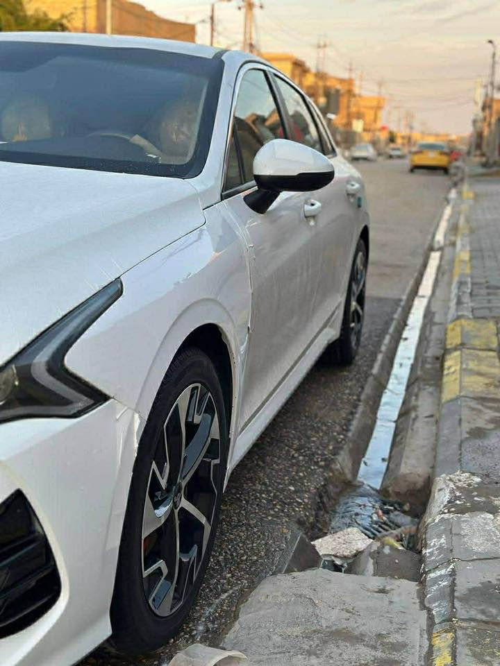 السلام عليكم k5 مديل ٢١ امريكي مكينه ١٦٠٠ تيربو الضرر البنيد بس ماشيه ٦٥ميل معوقين وكاله عامه يسويلك ماباقيلهة شي وتصير حرة فول موصفات توني شادلهة تخم تاير كل نقص مابيهة السعر ١٦٥ وبيهة شي قليل *********** مكاني السماوه
