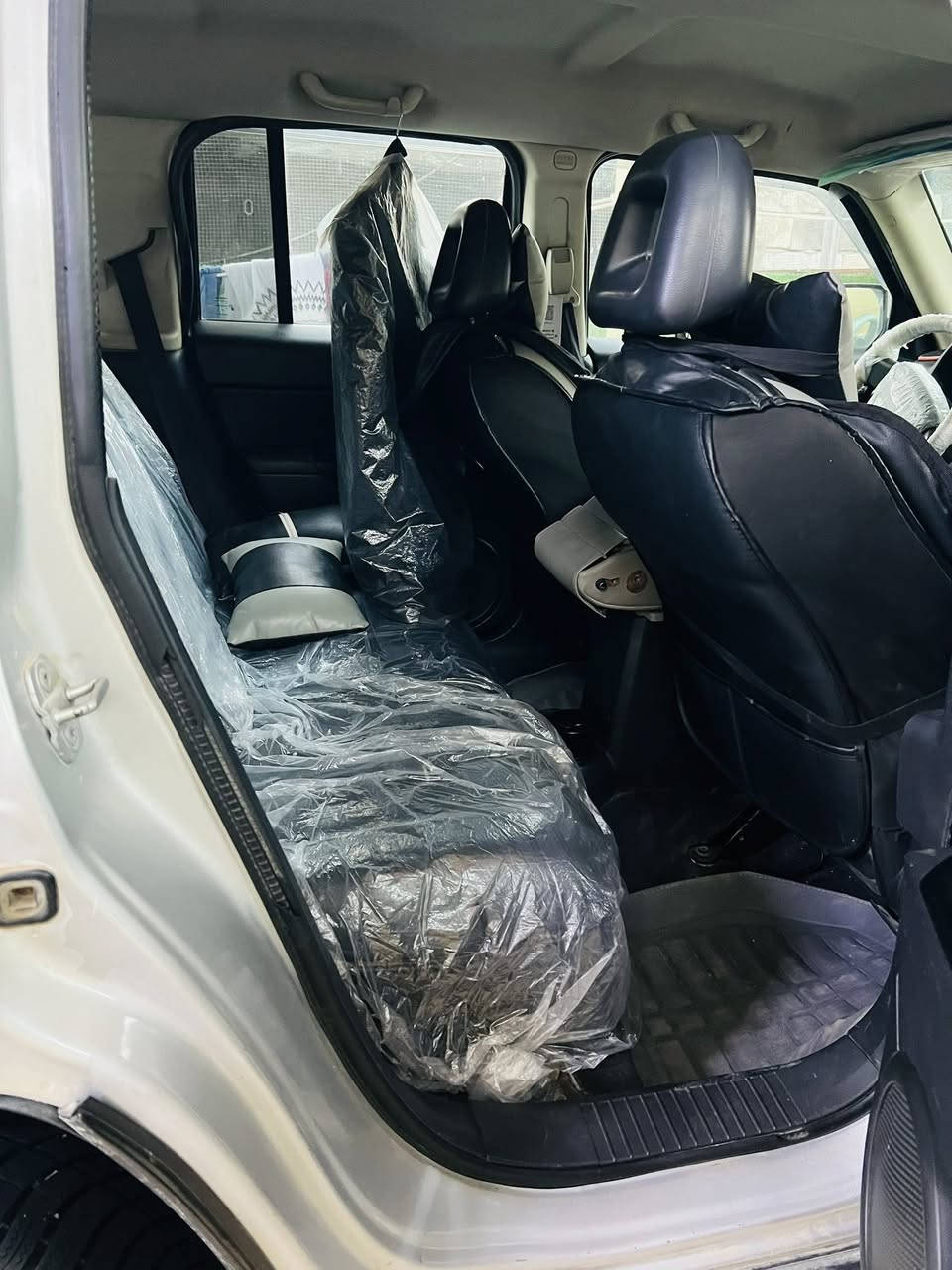 سلام عليكم 
جيب باتريو 2009  محرك 2400 
سنويه 2031 مداور ثاني يوم بأسمي رقم انكليزي قادسيه  مصبوغه  حزام بسبب الجراد السياره جاهزه نظيفه جداً گير محرك كفاله تخم تاير باترتي جديد سياره انظف بعد من الصور 
السعر 90 وبيها مجال 
عنوان ديوانيه مركز المدينه 
***********
