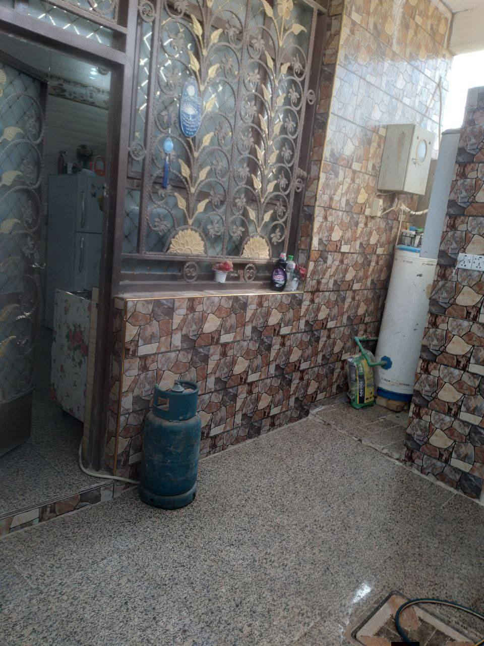 سلام عليكم ورحمة الله 
بيت للبيع في حي الزهراء قرب اسواق ريحانه  شارع بي ماي و مجاري بس تربطون و يبعد عن شارع العام 30 متر بيع مستعجل بسعر 155 و بي مجال قليل + مطلوب اسكان 14 مليون مساحه 156م يتكون من غرفتين و صحيات خارجه و داخليه و طارمه و براني و صاله و طابق ثاني بس مسيج  رقم التلفون الاول  ***********و الثاني ***********  لي يريد يشتري يتصل و لي ما يريد لحد يتصل
