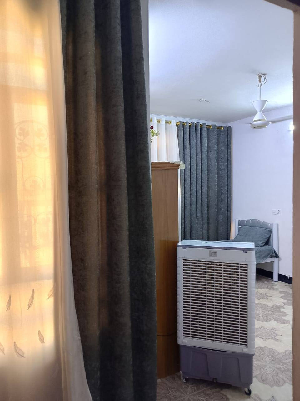 السلام عليكم نصف قطعه البيع 75 متر طابقين الطابق الاول استقبال ومطبخ وصحيات ووغرفه كبيره الطابق الثاني غرفتين ومطبخ العنوان بغداد الشعله ام نجم قرب شارع محمد الصافي طابو صرف 
السعر خاص 
***********
