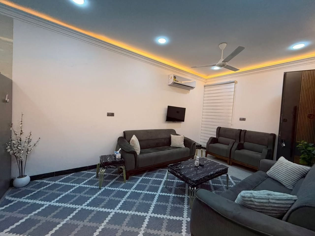 � شقق مؤثثة للإيجار – الكرادة 🏠
✅ غرفتان نوم
✅ صالة مريحة
✅ مطبخ متكامل
✅ حمام
✅ مؤثثة بالكامل وجاهزة للسكن
✅ مصعد حديث لخدمة السكان
✅ كراج خاص للسيارات
✅ مناسبة للعوائل والسكن الهادئ.

📞 للاستفسار والحجز:
***********

🏢 كما يمكنكم زيارة مكتبنا للاستفسار والحجز على العنوان التالي:
الكرادة داخل - مجاور دايموند مول / شارع علاء حداد.

🔹 شقق نظيفة ومجهزة بالكامل وجاهزة للسكن الفوري.
🔹 العدد محدود، والأولوية للحجز المؤكد.
🔹 أهلاً وسهلاً بكم في أي وقت للاستفسار أو المعاينة.
