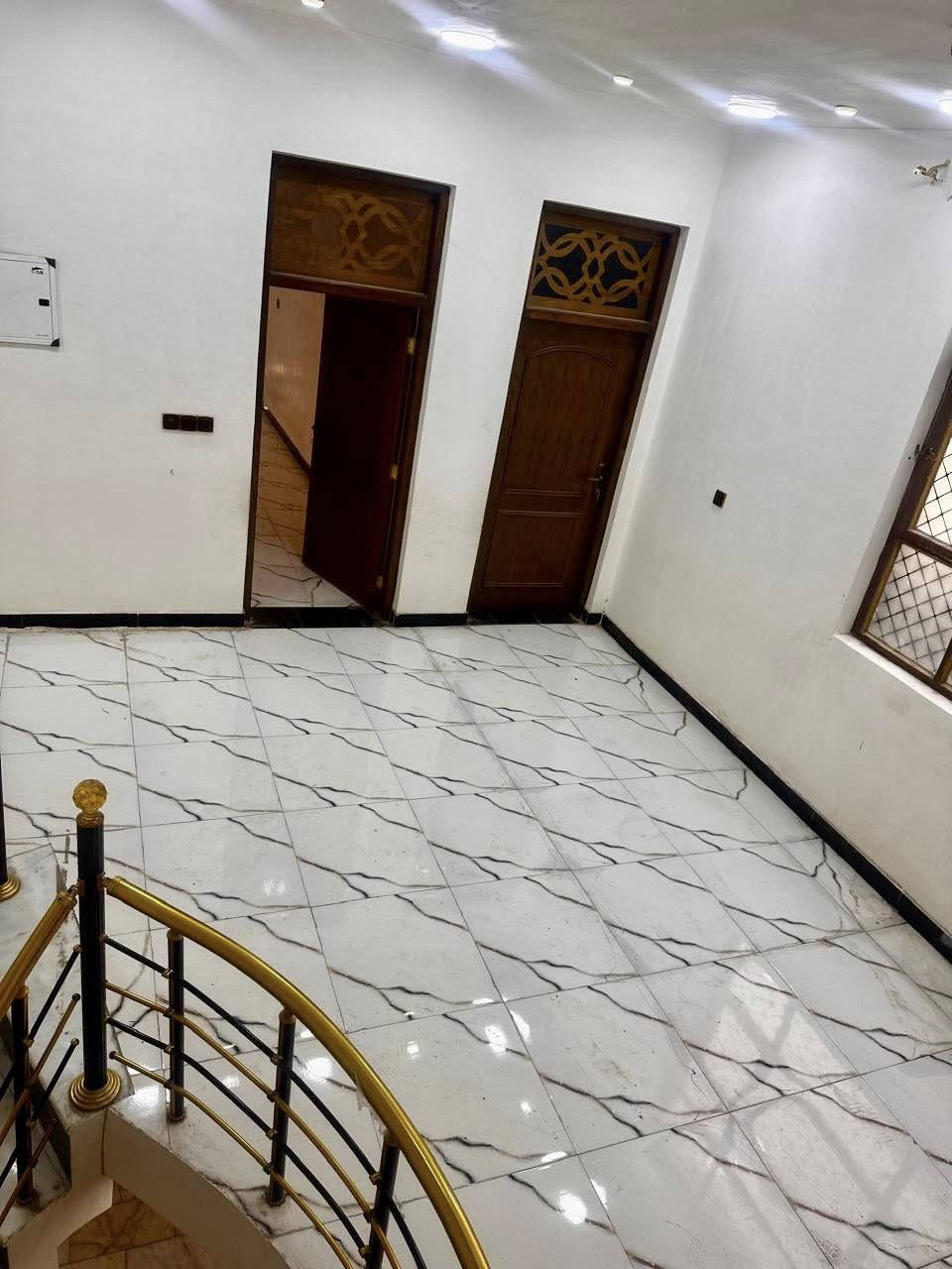 بسم الله الرحمن الرحيم
دار للبيع في المدائن /مقابل ‏مركز الشرطة￼ داخل شارع صالون قمة الجمال فرع سبلاش 

مساحة الدار 200 متر طابقين الطابق الأول يتكون من غرفة نوم + استقبال + صالة + مطبخ حار ومطبخ بارد + صحات + كراج

الطابق الثاني يتكون ثلاث غرف + صحيات 

الدار طابو صرف 

لمعرفة السعر الاتصال على هاذا الرقم:

***********

***********￼
