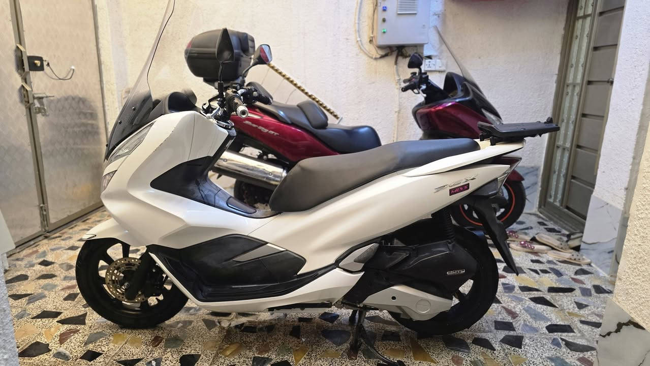 السلام عليكم  .   PCX جيل الثالث ياباني موديل 2020  بصمه للبيع 
الدراجه مكفوله كفاله عامه الدراجه مال رمبه كله شغاله حساس زدحام و ستان كهربائي كله شغاله ماشيه  37  الف حقيقي لون ابيض صدفي لون مميز مكينه 125cc           .    ياباني  .  رقم الشاصي  (  JF  )
الدراجه بيه جامه طويله بلاديه مالته مال رمبه و قاعده مال جنطه هم بلاديه و بيه جهاز انذار مال سرقه غراضه كلهن بلاديات اجن وياهه من الرمبه 
مكاني بغداد مدينة الصدر السعر على الاتصال 
رقمي  ( *********** )
