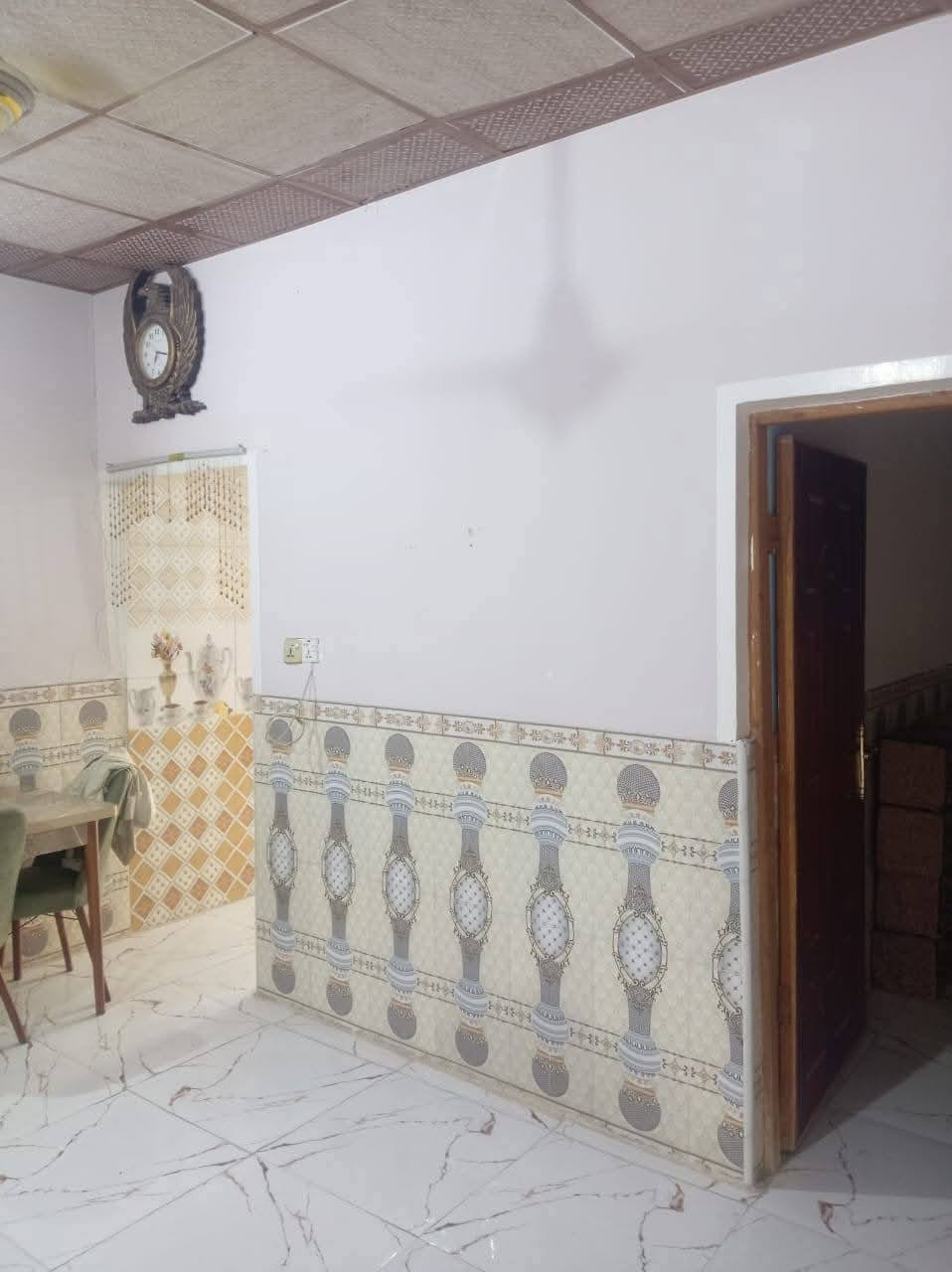 السلام عليكم بيت ١٥٥ متر يحتوي على غرفتين وصاله ومطبخ وحمامات ثنين البيت قريب على الشارع ثالث بيت  بنيان بلوك عكاده مبنى ٢٠٢١ بيت مال جناي ساحه البيت جبيره طابو زراعي سند ٢٥ مشتري من ابو الكاع سند عثماني مكان كوفه شارع المعمل قرب أسواق الكراده بنيان درجه أوله متوفر جميع الخدمات ماء كهرباء مدارس سعره32 وبي مجال قليل او مراوس بسياره حديثه ونتراهم على السعر***********
