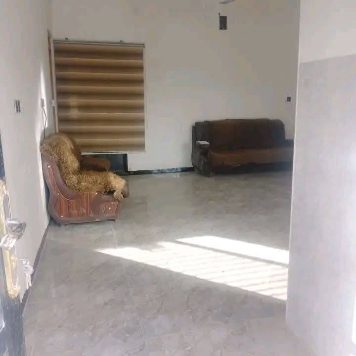 السلام عليكم 
دار للبيع المساحه 200
طابو زراعي سند 25 
مبني بي نص خريطه 
غرفة ...مجمع صحيات ... مطبخ مفتوح ع صاله
السعر 53 وبي مجال 
العنوان نادر مقابل محطة العرفان
***********

