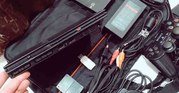 السلام عليكم
PS2 بلي ستيشن 2 . متروك صارله فتره طويله . چان شغال على حسب الأصول 
هسه شغلته اشتغل طبيعي ادوس الباور تشتغل عدسه وگلوب اخضر بس ما يعرض . ما كعدت وسكتت فتحته حته انضفه گلت بلكي يعرض 
وبالفتح انكطع شريط زر الباور  فرجعته عله وضعه ابيعه هيچ عله وضعه 
ملحقاته.. فلاش بي العاب . وميموري . ومحوله . وكيبل صوره وصوت . وادبتر يحول اربع جوستكات واربع ميموريات . واربع يدات بيهن مشاكل تكدر تحول من وحده لوحده بس ابيعهن عاطلات . وجنطه 
السعر  25  الف  
التواصل خاص او على رقمي بي واتساب 
***********
