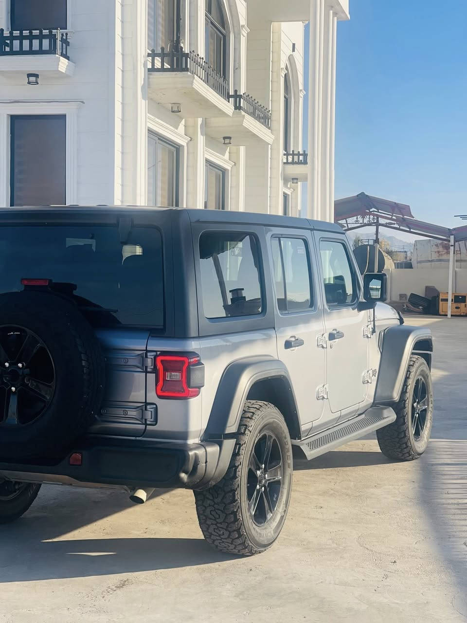 سلام عليكم 
سياره ‎ جيب رانكلر   Jeep wrangler 2021 unlimited 
وارد امريكي   
spot  محرك 4 سلندر تيربو عزم اقوى ‎
کلین تایتل بدون صبغ  
‎المواصفات :
‎* دفع رباعي 4x4. 
‎* درع كامل اسفل وجوانب السيارة للحماية .
‎* لايت مع بلوجكتر زنون .
‎* تحديد سرعة . 
‎* تلفون بلوتوث . 
‎* كاميرا خلفية .
‎* تدفئة مري.
‎* تشغيل عن بعد .
‎* سقف 3 قطع قابلة للازالة .
‎* ابواب قابلة للازالة .
‎* زجاج امامي قابل للطي . 
‎*تخم تاير جديد
‎* تدفئة مقاعد و ستيرن 
‎* نظام اوتو ستارت ستوب . 
‎
مكان سياره عقره 📍
رقم تليفون واتساب او فايبر 
☎️***********‎
