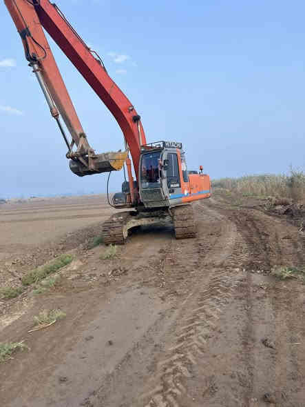 السلام عليكم حفاره زت  2005 200عادي  وياهه ذراع 12 حداديه جديده  زناجيل كله جديد الف ماتصرف عليه رقم قادسيه 
***********
