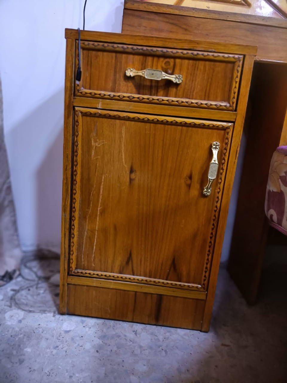 السلام عليكم
غرفه اخشاب للبيع 
صاج عراقي 
اخت الجديده ما مستعمله هواي 
شكلهه حلو وقويه  وكامله حته صبغ ما يحتاجلهه كبل اخذ شد 
وياها جربايه نفرين بس ما طالعه بلصوره 
شتريتهه ب بمليون قبل 4 اشهر 
وهسه رايدهه ب600 وبيهه مجال قليل 
مكاني بغداد عبيدي 
رقم الهاتف ***********
متواجد خاص وواتساب ورقم 
تحياتي♥️
