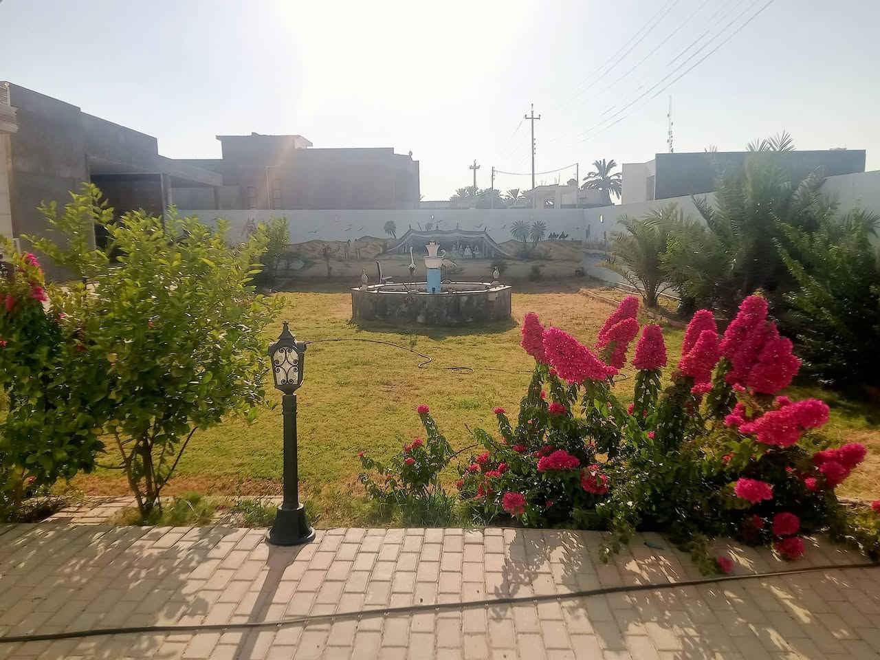 بيت للبيع مساحة 900م بناء حديث درجة أولى 
الموقع بغداد منطقة المشاهدة شارع الدولي قرب معمل اعلاف الاوائل 
السعر 385 مليون
للاستفسار ***********
