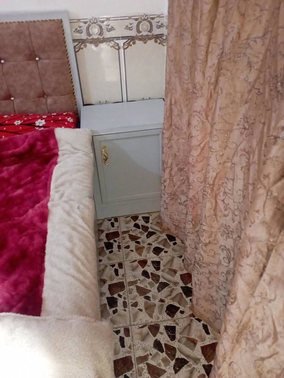 للبيع غرفه تزكام المكان حله ابو غرق السعر مليون 100 اتصال ***********
