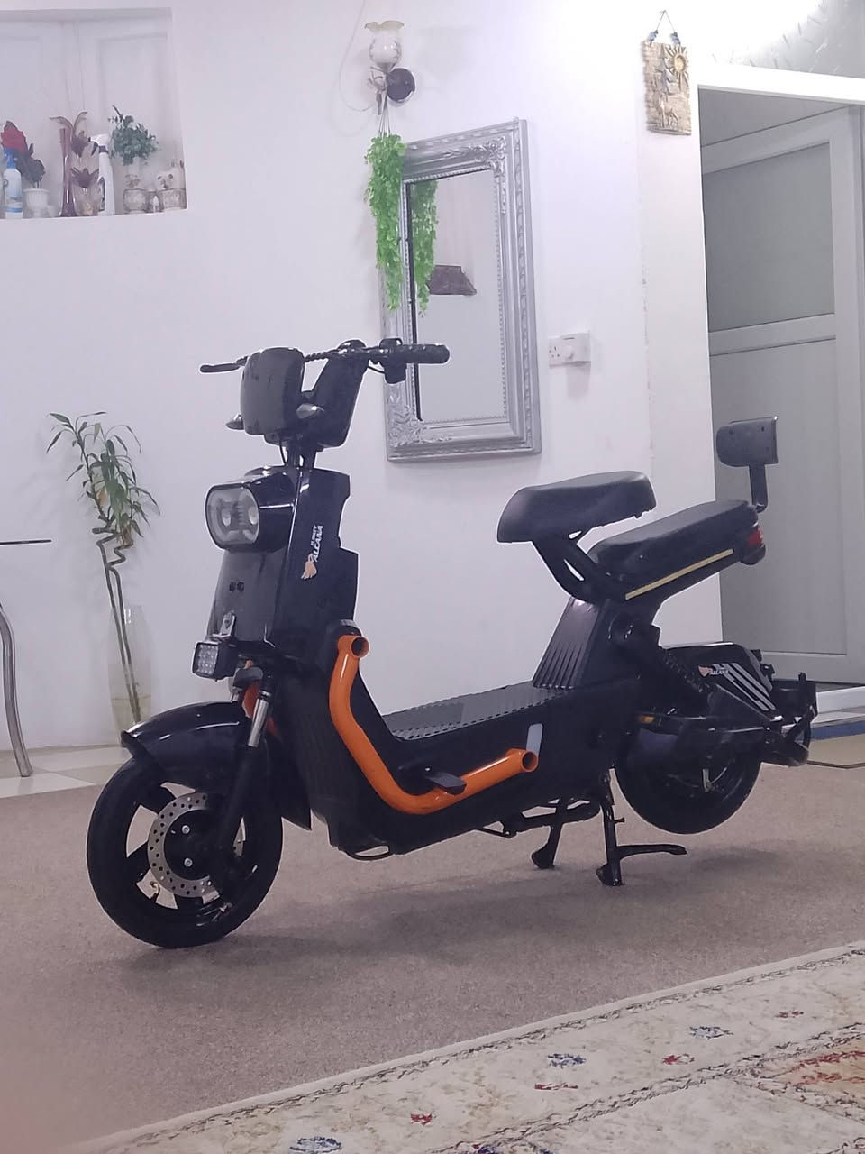 السلام عليكم للبيع دراجه شحن نوعية ام عيون فولل مواصفات بصمه تشغيل عن بعد وكارت وسويج لد قوز قزح ملون كهربائيات كله شغاله 4بطاريات بشرط و4سرع استعمال قليل مكان شقلاوة والشراي اجيبه اربيل رقم الاتصال ***********سعر مناسب 380بيه مجال بسيط
