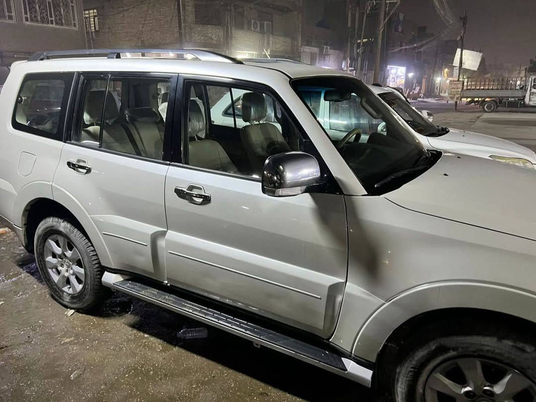 باجيرو 
٢٠١٥
لون صدفي 
بيها بنيد مبدل وجاملغ بارد بي 
عدا هاذة مكفولة من البجم للبجم السعر 150بيه مجال بسيط اتصال الرقم ***********
