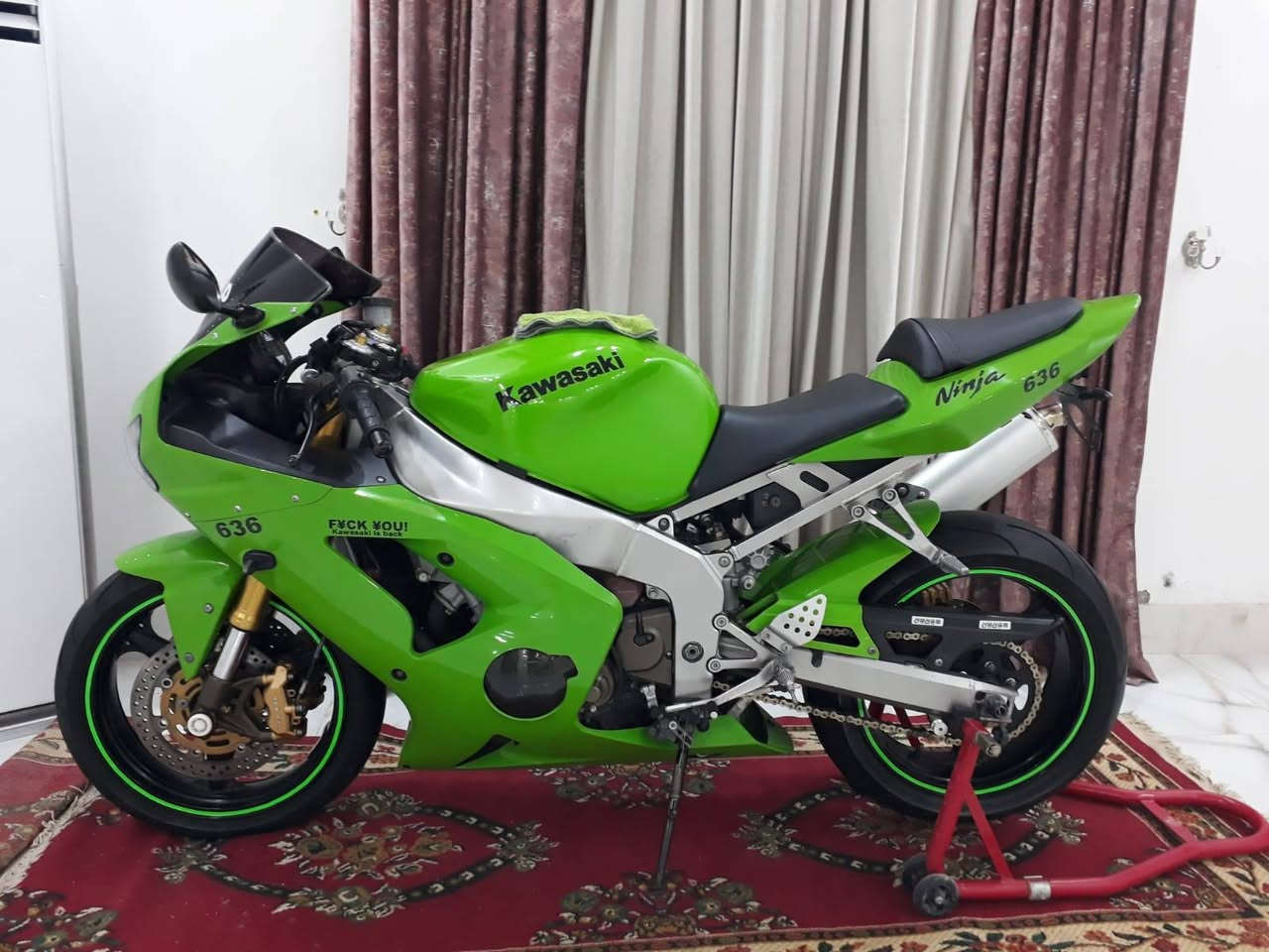 سلام عليكم دراجه لبيع كاوسكي 2004كفاله عامه  من البرغي البرغي مكانيه دوانيه دغاره  السعر خاص  او تصال عله الرقم ***********
