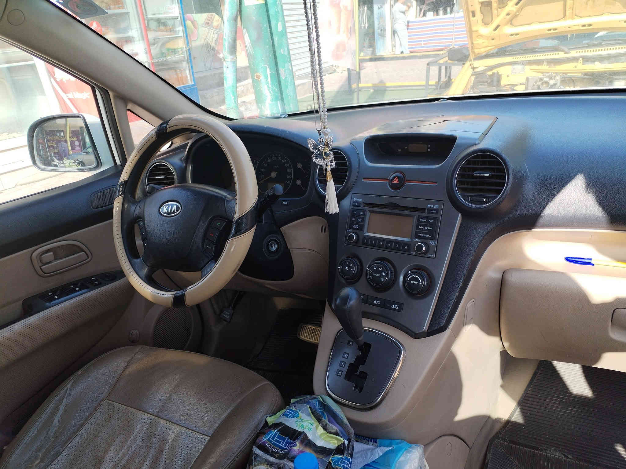 كارينز ٧ راكب موديل  ٢٠١٢  خليجي  رقم بغداد انگليزي بأسمي إلى سنة ٢٠٣٠    جاملغ امامي جهة السايق صبغ  و تلحيضات بدون دواخل  مواصفاتها فتحة بالقمارة   مكينة٢٠٠٠ اقتصادية  محرك و گير نضيف جدا   دواخل بيجي واسود السيارة جاهزة من كل شي  ماشية ١٦٩   غرفتها مدوشمة  جلد  السعر ١٢٠ وبيه مجال للشراي  مكاني بغداد الاعظمية للاتصال *********** وبي  واتس اب
