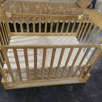 سرير طفل • نضيف ومرتب • الجسر الدوار الصابيات