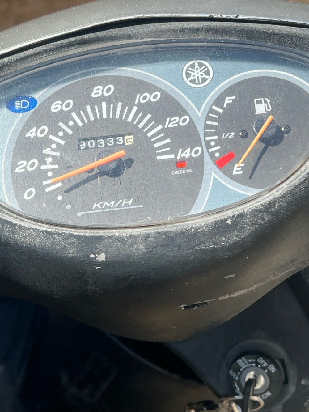 هذه دراجة نارية Yamaha Breeze DX بحالة جيدة. تصميم أنيق وأداء ممتاز يناسب التنقل اليومي داخل المدينة. الأضوية الأمامية والخلفية فعالة وتوفر رؤية جيدة. 

المواصفات:
- العداد: حوالي 9033 كيلومتر
- اللون: فضي 
- الوقود: بنزين
- التخزين: مساحة تخزين مناسبة تحت المقعد

مناسبة لعشاق الدراجات الباحثين عن تجربة قيادة مريحة وعملية.