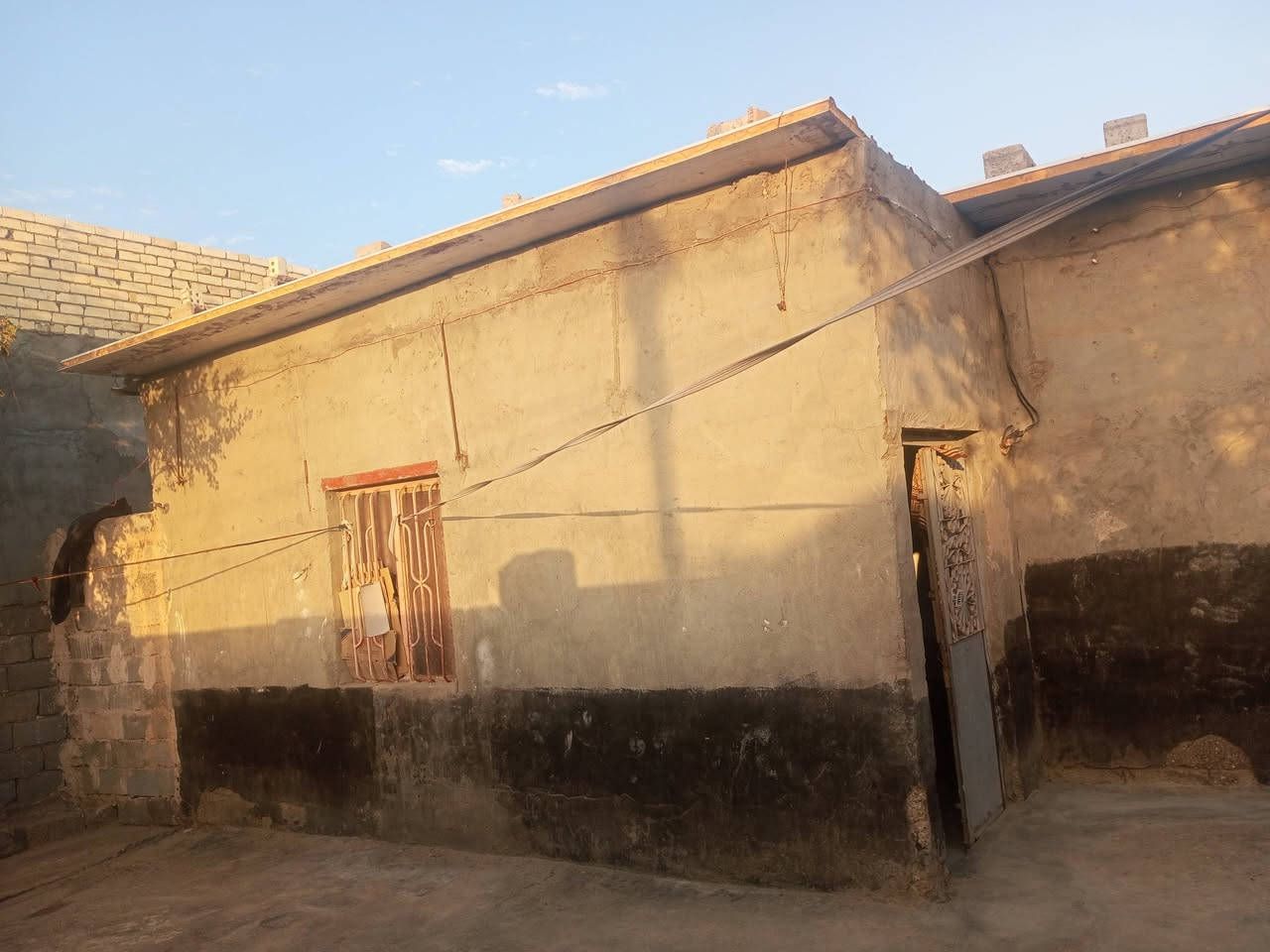 السلام عليكم ورحمة الله. يوجد بيت في حي الخضراء بشارع عشرين قرب
الشارع العام  البيت زراعي. 
المساحه 220متر 
رقم الهاتف /***********
***********
