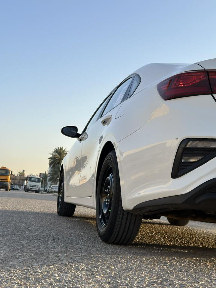 سلام عليكم ورحمة الله وبركاته 
للبيع 
كيا سيراتوا موديل 2020 
لون ابيض صدفي 
السيارة حلوة وجديدة وماعايزة شي 
داخل بيجي 
محرك 1600 
مكاني بالنجف 
***********
