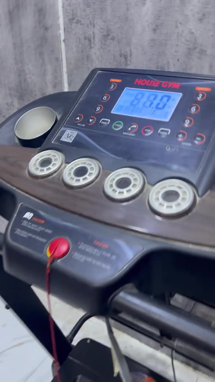 � للبيع جهاز مشي كهربائي (Treadmill) HOUSE GYM 🔥

جهاز مشي كهربائي منزلي بحالة جيدة، مناسب للمشي والرياضة اليومية وخسارة الوزن.
يحتوي على شاشة رقمية لعرض معلومات التمرين مثل الوقت والسرعة والمسافة والسعرات الحرارية، مع أماكن لوضع قناني الماء
فرصة ممتازة لمن يرغب بممارسة الرياضة في المنزل وحرق السعرات وتحسين اللياقة البدنية.

✅ شاشة رقمية لعرض السرعة والوقت والمسافة والسعرات
✅ سرعات متعددة
✅ مفتاح أمان
✅ مناسب للمشي اليومي وخسارة الوزن
✅ بحالة جيدة وجاهز للاستخدام
✅ يعمل بشكل جيد
✅ مناسب للاستخدام المنزلي
✅ يحتوي على برامج وسرعات متعددة

💰 السعر: 250 ألف دينار عراقي فقط

📞 للتواصل:خاص


**إذا كنت صاحب هذا الإعلان وتريد حذفه لأي سبب، رجاءا أرسل رسالة إلى الدعم الفني**