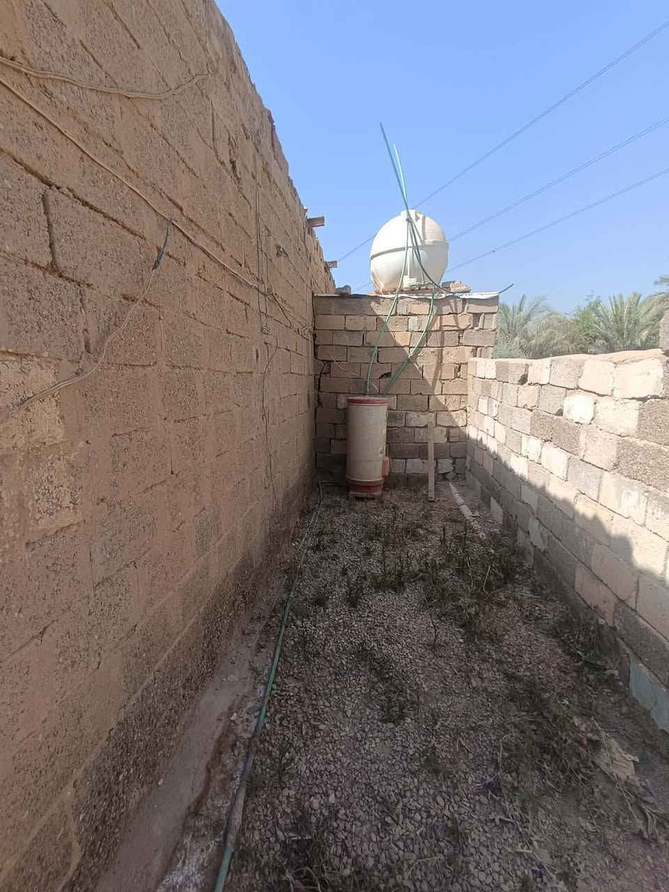 السلام عليكم بيت مساحته 400. للبيع 
يحتوي على غرفتين نوم وصاله واستقبال وصحيات  
ألمي متوفر وكهرباء 
مكان البيت قريه الرسول اول بيت عل شارع الفرعي عل بزل المبطن قريب عل شارع العام كلش  للاستفسار  بسعر مناسب  مستعجل عله لبيع ***********

