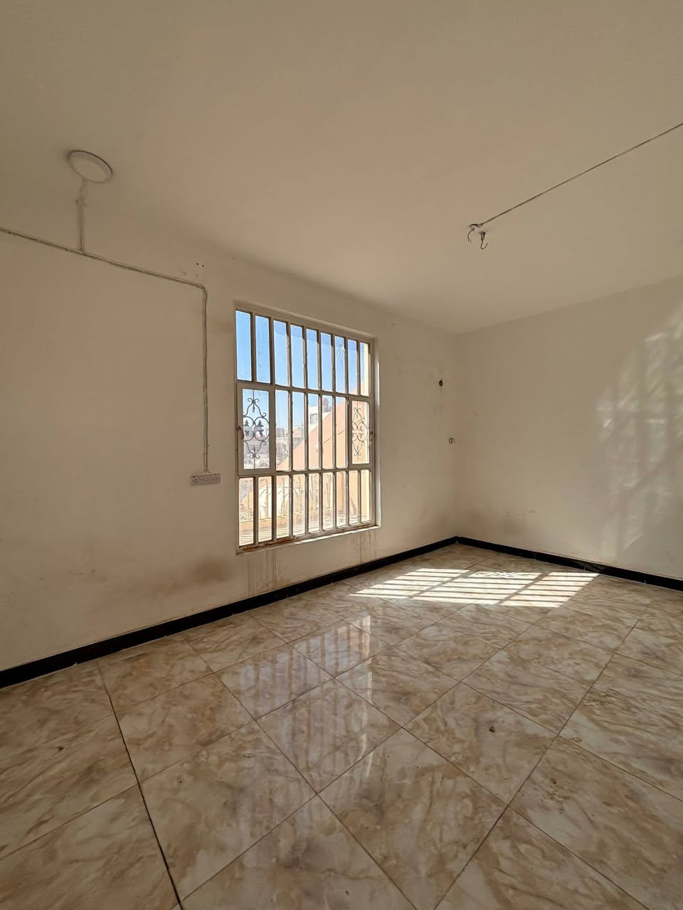 بيت للايجار مرتب في شارع سالم 200م يحتوي على اربع غرف نوم وصاله ومطبخ وصحيات  واستقبال وكراج وحديقة 
للاستفسار الاتصال على الرقم الموجود ***********
