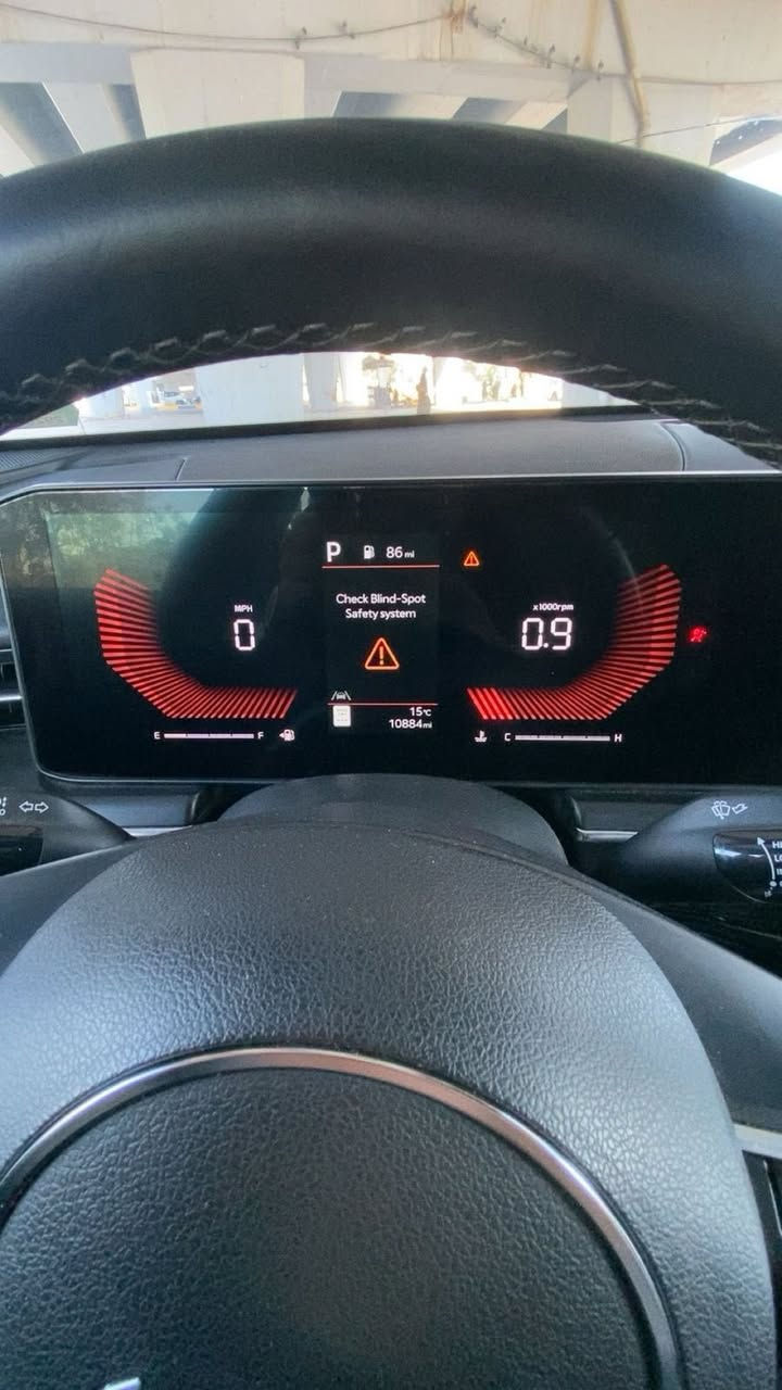 السلام عليكم 
للبيع كيا K5 وارد امريكي موديل 2025
ماشيه 10190mi حادث جاملغ خلفي وبنيد جاملغ امامي بدون شواصي ولا لغود جاهزه ومابيها اي نقص 
السياره فول مواصفات 
داخل احمر 
وبصمه 
رادارات 
مكينه 2500
صور 
الحادث موجوده ويه الصور السعر المطلوب 19000دولار وبيها مجال لشراي 
علي ***********
