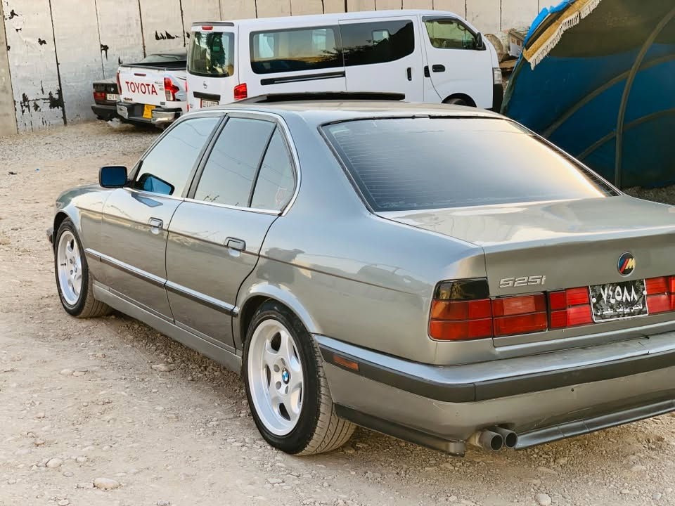 سڵاویخوا تانلێبێت بیئێم1992 ئاڕم پلاستی مەکینە20 گێڕ ئادی جامکارەبا گێڕوومەکینە بەشەرتە مەکینە چرکەیتانیە لەقوەتیخۆی بێزارە  چوار تایەو ویلی لۆکی لەژێرایە دەحموو لێدراوی نیەە سەیارەکە قر چیشی نیە هەموو گیانی بەشەرتە                                                                      بۆنرخەکەشی نامەم بۆبنێرن       ***********
