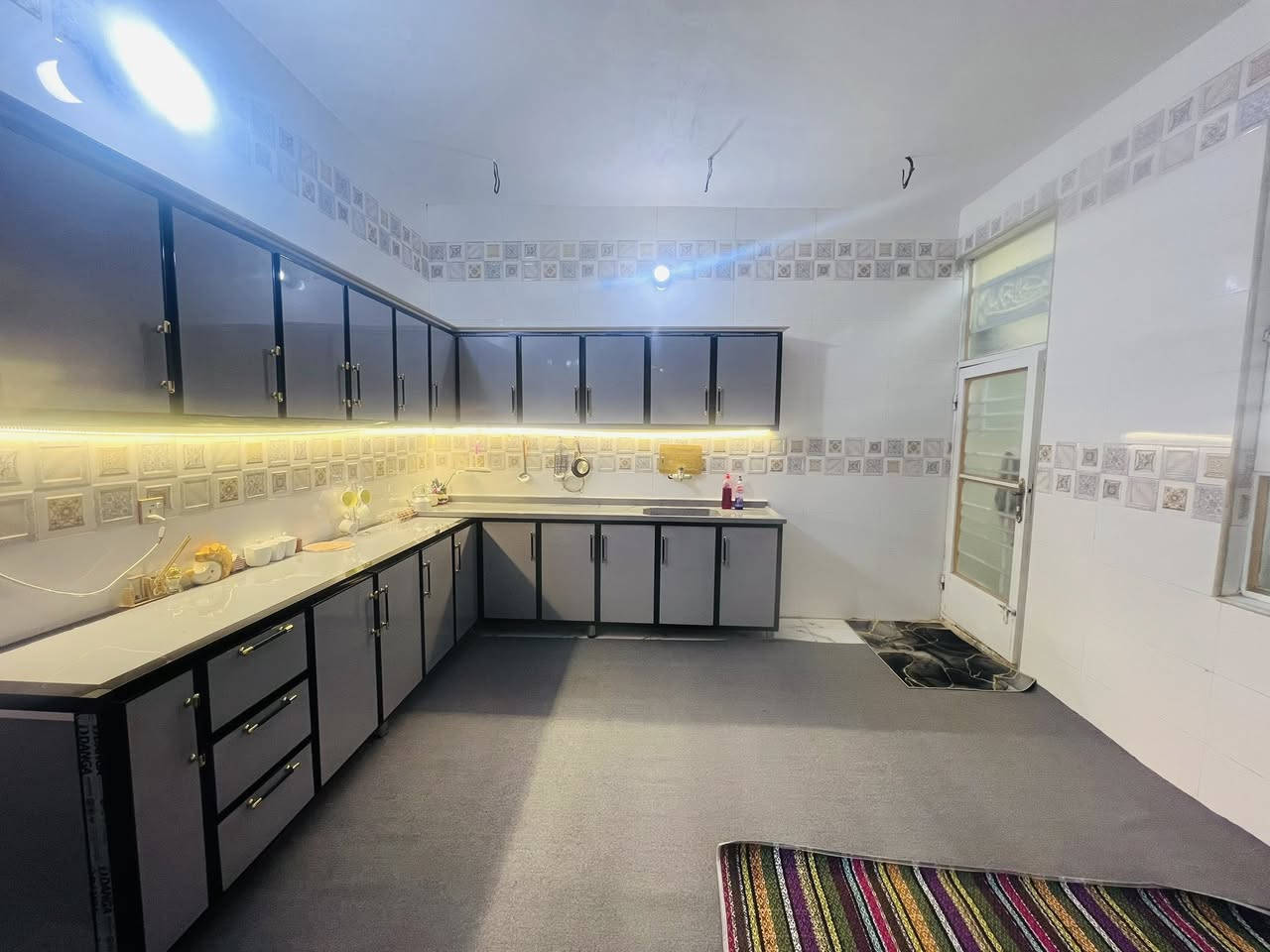 استقبال ٥ متر طول ،٤:٥٠ متر  عرض
صالة  ٨ متر طول ، ٤:٥٠ متر عرض

مطبخ  ٤ متر طول ، ٤:٥٠ متر عرض

غرفة نوم اولى  ٦ متر طول ، ٣ متر عرض 

غرفة نوم ثانية ٥ متر طول ، ٣:٥٠ متر عرض 

حمام خارجي ٢ متر طول ، ١ متر عرض 

حمام داخلي  ٢ متر طول ، ١ متر عرض 

موقع البيت كربلاء /حي العسكري قطاع ١٣  قريب على حديقة النور 

للاستفسار الاتصال 

‭٠٧٨٦ ٠٨١ ٨٣٦٠‬
***********
