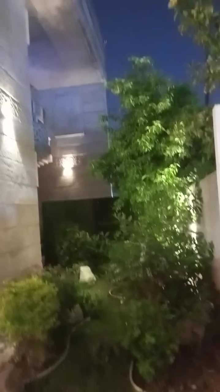 للبيع دار بموقع مميز جدا🔥😍😍🥰#الغزاليه

ديوان الرئاسه خلف الوزان
مساحه 300م ⛺واجهه 15م نزال 20م

 من ارقى مربعات الغزاليه

  ع شارع بعرض 10م
يتكون من 

5غرف نوم 

حولي داخلي كبير

استقبال ضيوف كبيره

مطبخ 

مجموعة صحيات عدد3

حديقه كبيره 

كراج سياره

 البيت تكمه مرتب بشكل عالي عن شارع بناء الفينات
لاستفسارمراسله واتساب او اتصال  ***********
