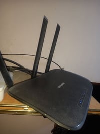 للبيع راوتر اصلي السعر 35 وبي مجال رقم 07722100824