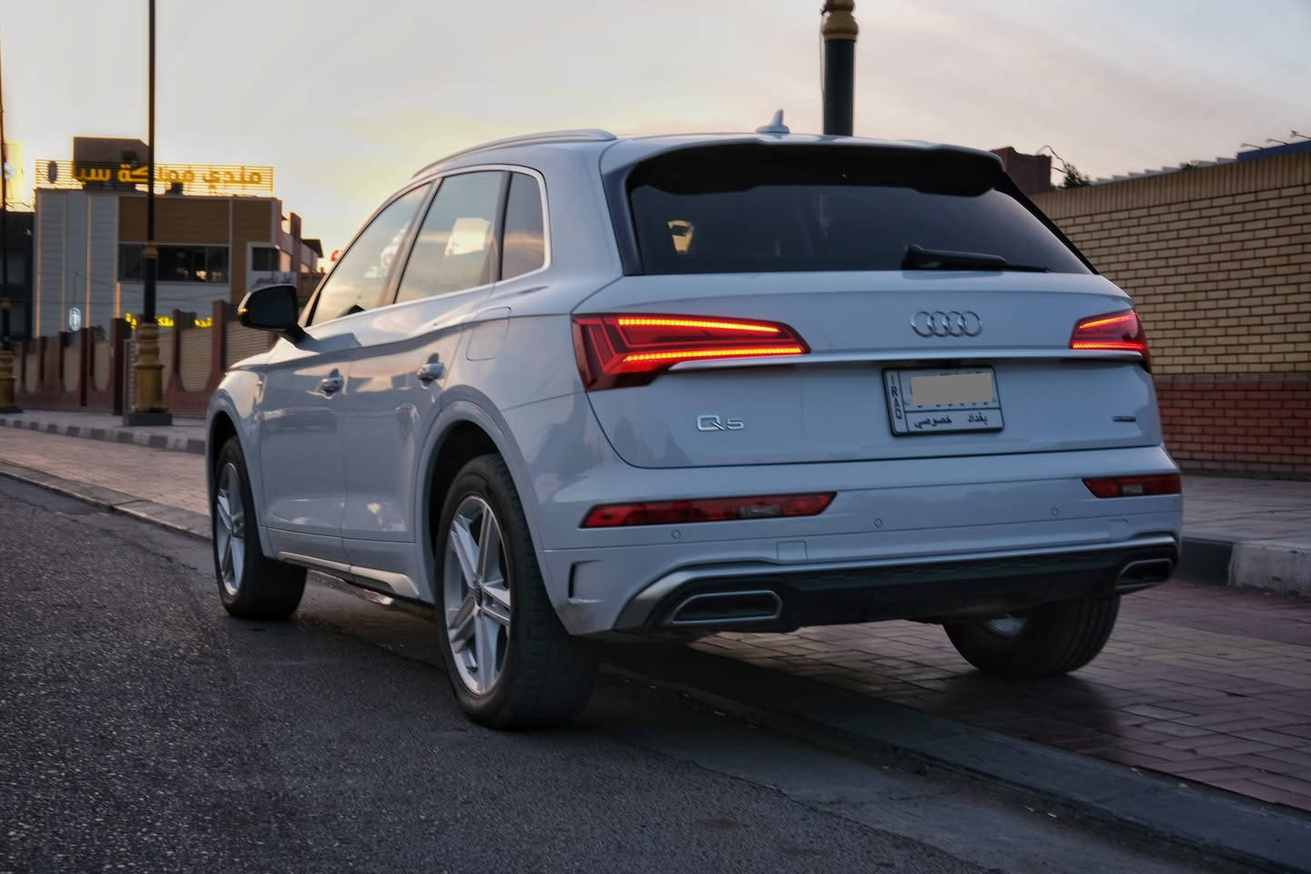 اودي كيو فايف برميوم  هايبرد 
Audi Q5 premium  Hybrid
السيارة نظيفة جداً من الداخل والخارج 
موديل 2021
وارد امريكي 
ماشية 44الف ميل 
دفع رباعي 
المحرك 4 سلندر  / 2000 تيربو

ضربتها خفيفه بالدعامية الأمامية بدون  ايرباك  
وشويه باب اليمنه تصلحت على البارد 
البنيد بي صبغ  بالمقدمة 

WA1G2AFY1M2037266 : رقم الشاصي
السعر 270 
للتواصل ***********
