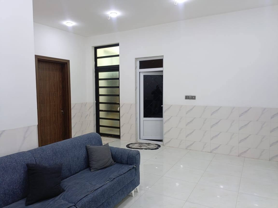 🏡 دار للبيع في الرمادي – شارع 40 خلف عمارة القند

📍 موقع مميز ضمن منطقة سكنية مخدومة بالكامل.

🔹 المساحة الكلية: 200 متر
🔹 جنس العقار: طابو زراعي (شرط التحويل)
🔹 البناء: طابوك

✅ يحتوي الدار على:

- غرفتي نوم
- صالة
- استقبال
- مطبخ
- صحيات داخلية وخارجية
- كراج

✅ كافة الخدمات متوفرة:
ماء، كهرباء، شوارع مبلطة، وخدمات متكاملة.

🎁 هدية مع الدار:
بنكات + بردات + كاونتر مطبخ.

💰 السعر: 125 مليون دينار عراقي
📌 قابل للتفاوض للجادين.
للتواصل زيارة مكتبنا مكتب النورس مجاور مرطبات ادريم أو الاتصال بنا 
***********
