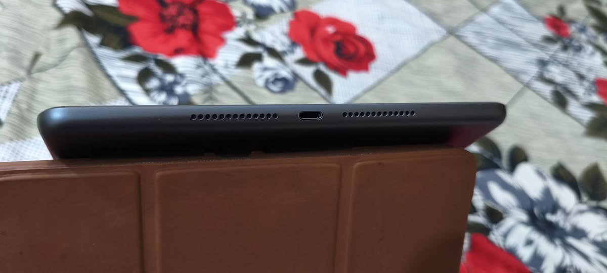 السلام عليكم
ايباد 9 للبيع اخو الجديد كارتونه شاحنه مالاته موجودات مكفول تاخذه من باب البيت نضافه 100 
ذاكره 64
الون رصاصي 
 استخدام بصيط لا العاب ولا اي استخدام قوي 
كلش نضيف السعر 300 بي مجال بصيط 
للتواصل خاص او واتساب العنوان بغداد فلكه حي النصر قرب منطقه العبيدي ***********
