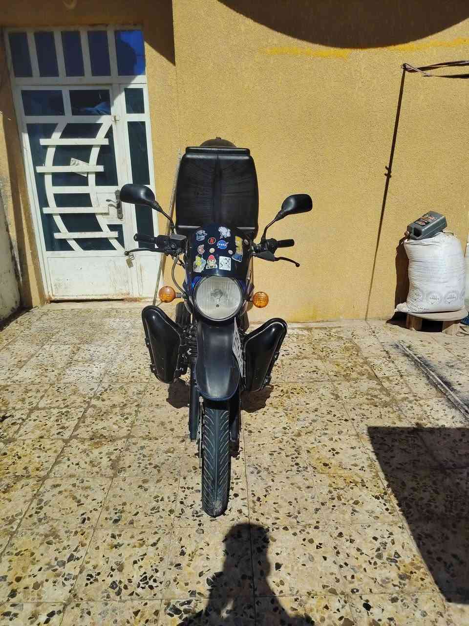 السلام عليكم دراجة بوكسر موديل ٢٣
اوراقهة ضايعة اتعهد بسرقة وعشاير 
مكينة تخبل لا دخانة لا صوت 
تايرات جدد توني شادهن 
كلشي شغال كهربيات مكينة كير 
نقص بس صينية مال زنجيل 
السعر ٧٥٠
***********
