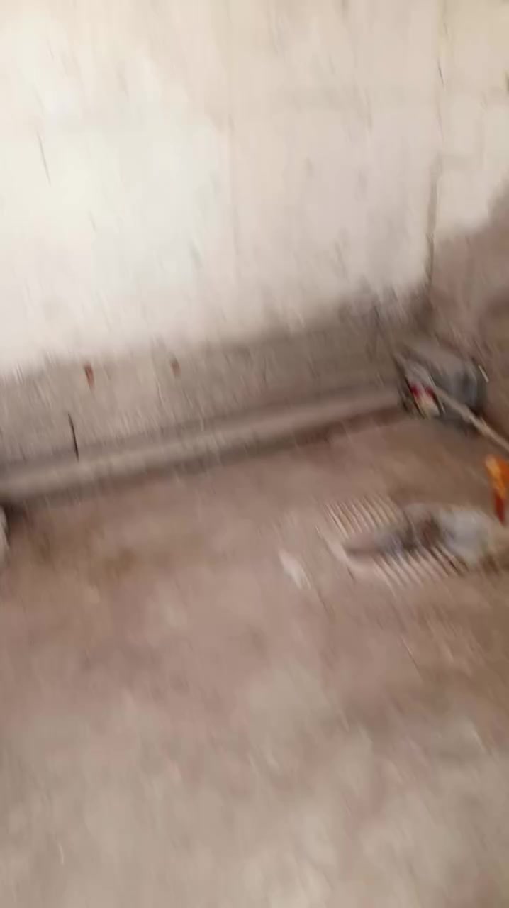 سلام عليكم عندي بيت تجاوز للبيع بالجتة قرب المولدة يحتوي على غرفة وساحة ومطبخ وصحيات  الشراي يدخل خاص  او يتصل ع الرقم***********
