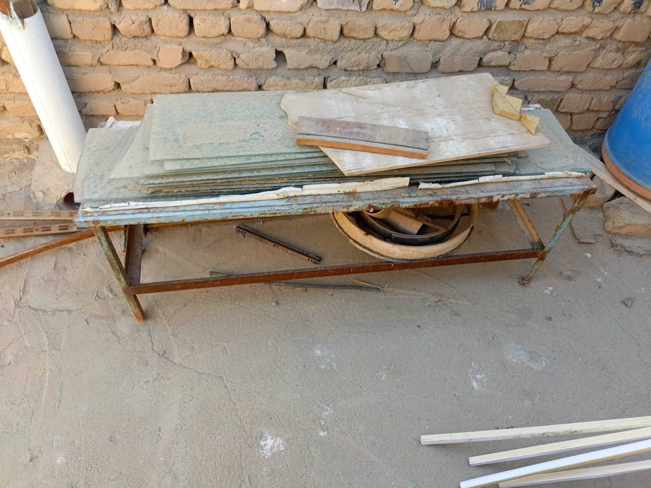سماعات عدد 3 وميز عدد 3 للبيع سماعه سعر الوحده 45 الف عوزهن تصليح بسيط الميز سعر الواحد 25 الف اتصال ***********
