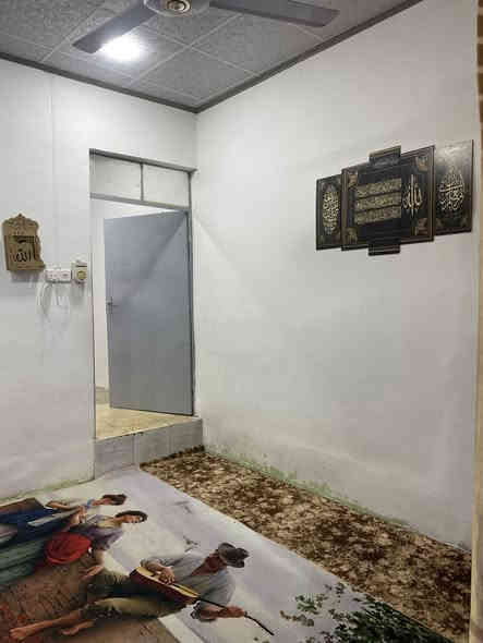 دار للبيع ١٠٠ متر تجاوز بي كرت سعر ١٨ مليون عنوان موصل جانب الايمن حي الاقتصاديين خلف معهد التفوق 
الدار يحتوي على :
غرفه ٥*٥ 
هول 
مطبخ 
صحيات 
كراج 
سطح 
حديقه خارجيه 
خدمات ماي متوفر ٢٤ ساعه وكهرب ٣ خطوط الشارع ترابي مقابل البيت حديقه  تواصل على رقم ***********
