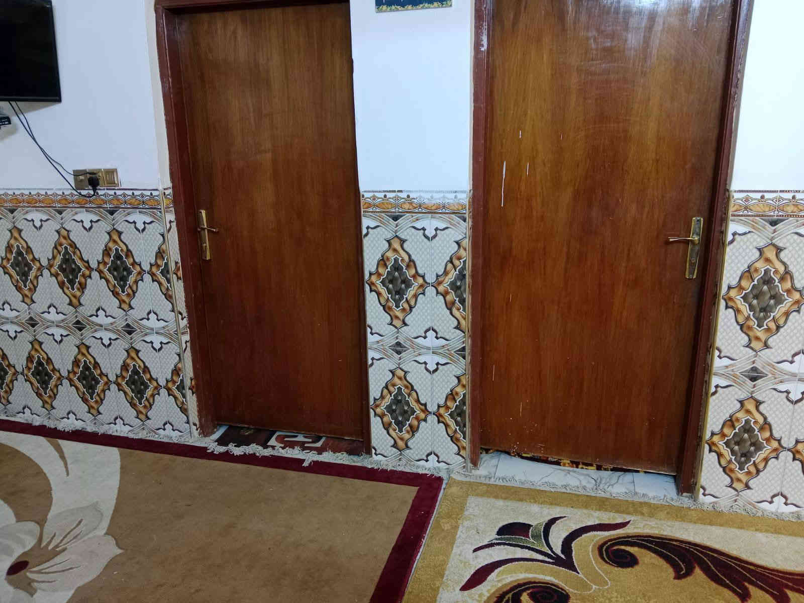 السلام عليكم
  دار للبيع مكان مميز جدا 
طابو زراعي سند 25 
المساحة //٦٥٠متر
الواجه //١٣م×٣٠م
نوع البناء بلوك السقف عكاده
العنوان / /بابل المدحتيه
المعاره قبل الحسينيه قرب سيد جواد 
خدمات كامله من ماء وكهرباء
عرض الشارع ٧متر
السعر/١٣٠وبي مجال
تفاصيل البيت طابق واحد 
استقبال 
صاله 
عدد الغرف٣
مطبخ 
منور خلفي طارمه
مجمع صحيات داخليه وخارجيه
السطح كامل  فرشي
حديقه 
كلدور 
محل كبير
البيت كامل ولايوجد اي نقص بي
تحويل البيت ثاني يوم بعد الشراء 
بناء حديث موقع جيد جداً 
يبعد عن الشارع الرئيسي ١٥٠متر
سنة البناء حديث
للاستفسار
مراجعة  مكتب دلالية وائل الهندي 
***********ابو علي
مكتب دلالية وائل الهندي بابل المدحتيه الحمزه الغربي ع شارع 60 قرب سلوان ابو الكاشي مقابيل فرع علي قمار
