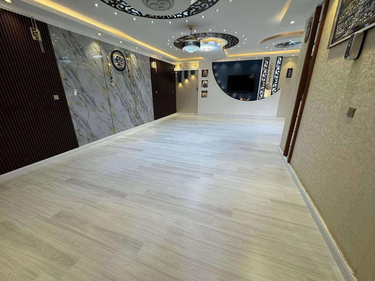 ✔️مقاوم للحرارة في الصيف 
✔️مقاوم للاحتكاك
✔️سهل التنظيف
✔️ملائم للتصميمات الحديثة ببراعة
✔️ لونه ثابت 
✔️يحتفظ الباركيه دائما بلمعانه وجماله

ما يميزنا هو :
➖سرعة التجهيز 
➖تجهيز من المصدر 
➖تنوع كبير في الألوان 
➖وجود كادر كرسته وعمل او تجهيز فقط 
➖أسعار تنافسية 

▪️سمك ٨ ملم 
▪️تحسب الأسعار بالمتر المربع 
▪️يشمل المتر المربع الأرضية الفلين والازارة والتقفيلة 

واتساب او اتصال : 
 📞 ***********
