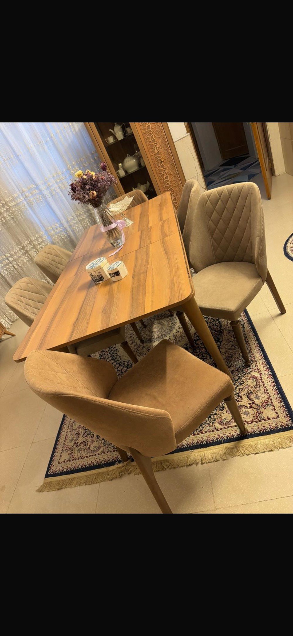 
عدي غرفة طعام جميلة مكونة من طاولة خشبية كلاسيكية تتسع لعدة أشخاص وتقدر تتوسع حسب الحاجة. وياها ستة كراسي مريحة بتصميم حديث وبألوان متناسقة. الواجهة متمية بتصميم هندسي وزخارف جميلة، وبيها أدراج لحفظ الأغراض. القطعة رائعة للإضافة العصرية لأي بيت وتناسب جميع الأماكن.