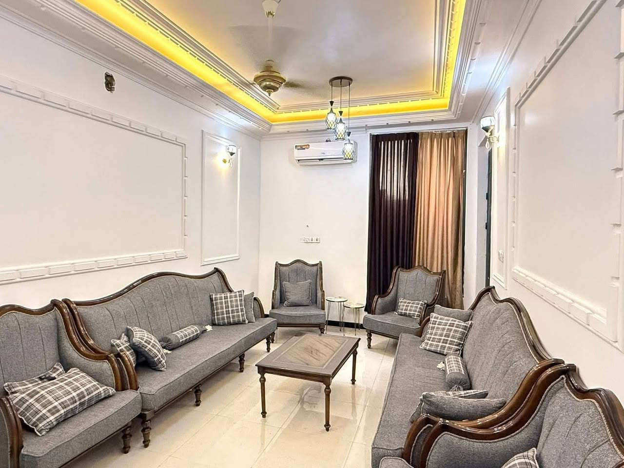 دار للبيع بناء حديث 

مساحه ١٤٠ م طابو زراعي سند 

             واجهه ٧.٥ م / نزال ١٨.٥ م 

 بناء حديث درجه أولى 

طابق واحد مطبخ  أستقبال . هول  غرفه  مجمع صحيات 

 الموقع حي الصحه قرب المدينه المائية 
السعر خاص او اتصال
***********
نستقبل كافة العروض التجاريه والسكنيه
