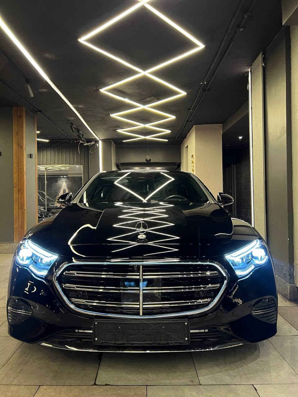 Mercedes E200
Exclusive
Model 2026
Fully loaded
Zeroo

تريبل اسكرين
هيد اب
سماعات برومستر
تكييف ٤ زون
سقف بانوراما
فوانيس دجيتال
شنطة كهرباء
بصمة خارجية 
كراسي تسخين
جنط مقاس 20

اللون اسود فرش جملي

السعر 5,850,000. 
فاتوره 

معاينه مصر الجديده 
للتواصل واتساب 01007898055 القاهرة, مصر


**إذا كنت صاحب هذا الإعلان وتريد حذفه لأي سبب، رجاءا أرسل رسالة إلى الدعم الفني**