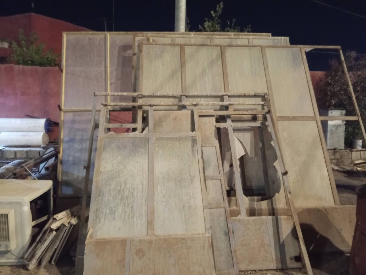 السلام عليكم 
يوجود جامخانه مستعمله للبيع نضيفه العراض 4 مترات 
والطول 3 مترات 
العنوان حوالي العنوان قريباً عل معلب 
للاستفسار الاتصال ع رقم الهاتف *********** 
قاسم الحداد
