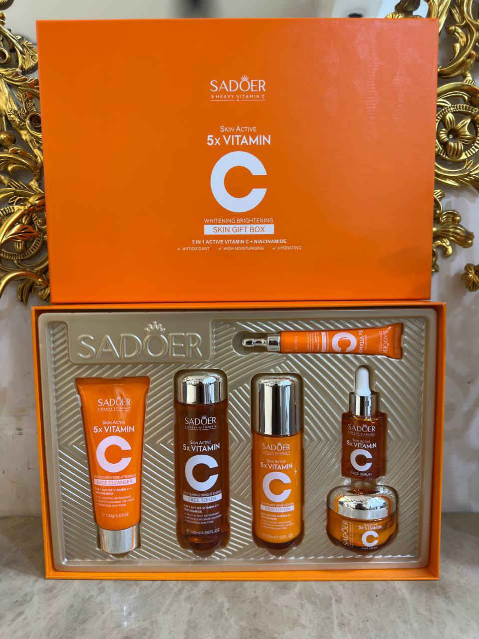 بكج فيتامين سي SADOER - مجموعة  العناية بالبشرة 6 في 1😍

1-(الغسول): ينظف البشرة ويزيل الدهون والشوائب.
2-(التونر): ينعش البشرة ويساعد في قبض المسام وتوحيد اللون.
3- (السيروم): بتركيبة مركزة جداً لاستهداف البقع الداكنة والتصبغات.
4- (اللوشن): مرطب خفيف القوام مناسب للاستخدام اليومي.
5- (الكريم): كريم لترطيب أعمق وحماية البشرة.
6-(كريم العين): مصمم لتفتيح الهالات السوداء حول العين وتقليل الإجهاد

فوائد// تفتيح وتبييض تعمل المكونات على تقليل إنتاج الميلانين، مما يساعد في تفتيح التصبغات وآثار الحبوب.
مضاد للأكسدة: فيتامين C يحمي البشرة من أضرار البيئة والشمس التي تسبب الشيخوخة المبكرة.
النضارة الفورية: يعطي البشرة مظهراً صحياً و"مشرقاً" بدلاً من المظهر الباهت.
ترطيب وتنعيم: بفضل وجود النياسيناميد الذي يقوي حاجز البشرة ويحسن ملمسها.


**إذا كنت صاحب هذا الإعلان وتريد حذفه لأي سبب، رجاءا أرسل رسالة إلى الدعم الفني**