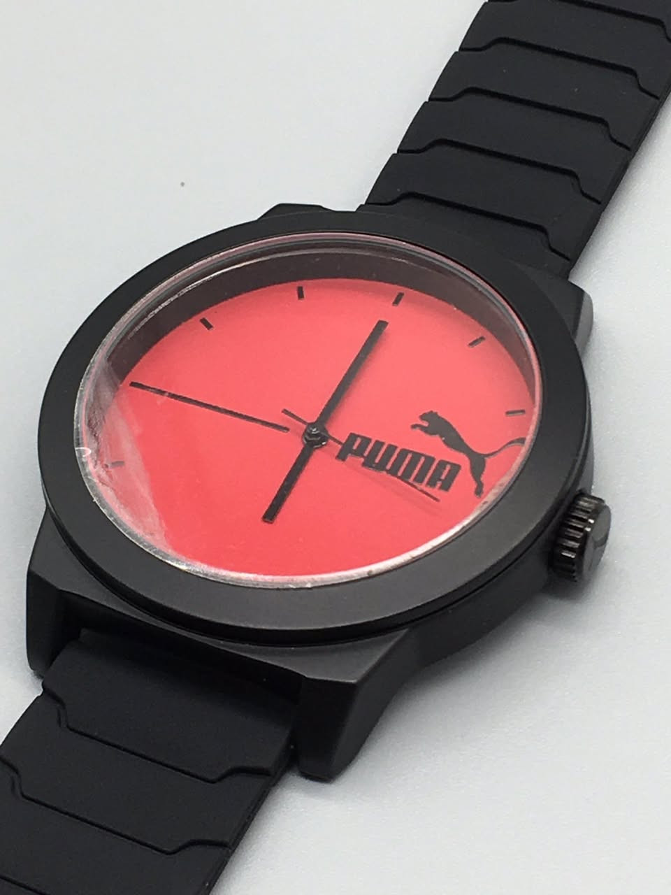 ساعه PUMA وكاله اورجينال نضافة 100‎%‎

حركة كوارتز بثلاثة عقارب بمينا بلون احمر غير لامع مع عقارب بلون الاسود على شكل عصا وسوار سيليكون احمر

قطر الهيكل 46 ملم

سُمك الهيكل 11 ملم

مقاومة للماء حتى عمق 30 مترا

غير مستخدم

———————————————-

يوجد توصيل 🚚 ( بغداد - محافظات العراق )

☎️رقم الهاتف : ***********

للحجز - دايركت
