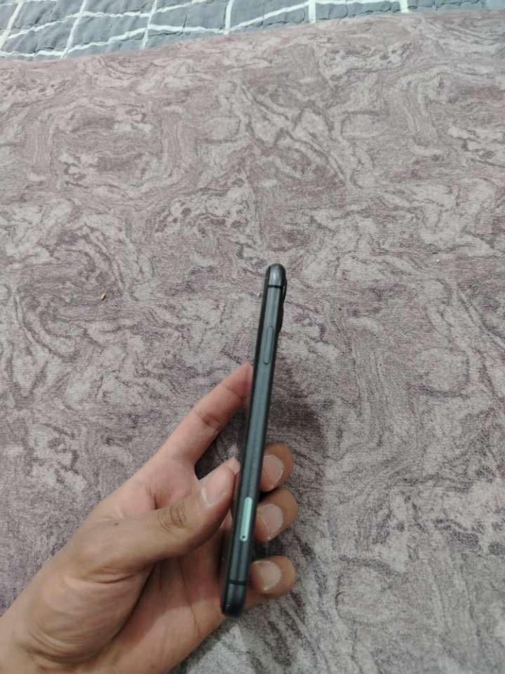 Iphone 11 دوو کامیرە ٢٥٦گیاگا دوو سیم تۆزی تەبع شاشەی ***********هەیە شاشە و پاتری گۆراوە سعر٢٠٠هەزار و مجال
